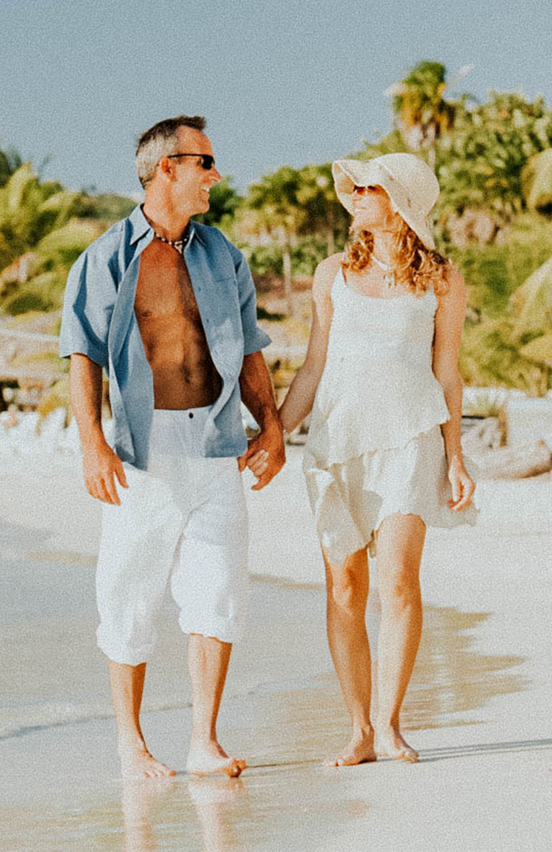 couple on beach in roatan – Roatan Sotheby’s International Realty